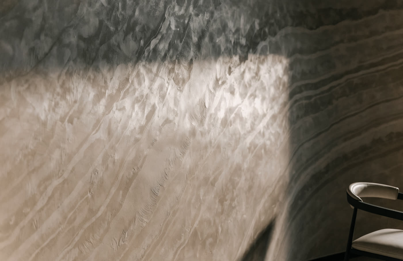 Wall with polished Venetian plaster finish